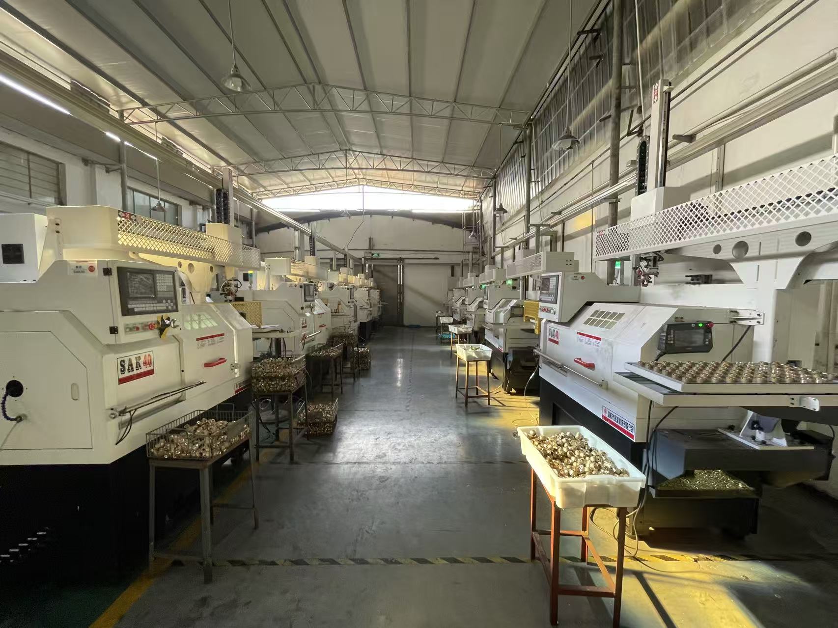 工业自动化控制柜，金属外壳，前面板有指示灯和按钮，内部电路板整齐排列，工业现场环境